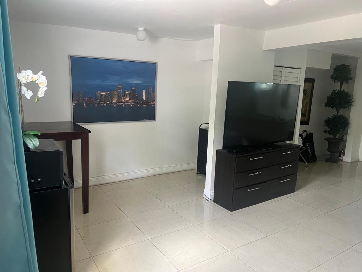 Miami Haven By Airport Villa Exterior photo